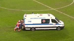 خراب شدن آمبولانس و کمک بازیکنان در دیدار پورتو - براگا