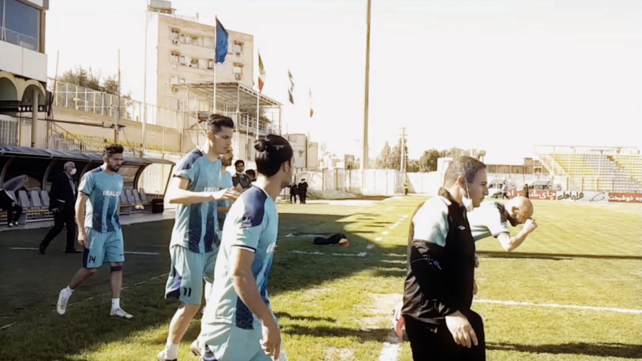 ورود بازیکنان آلومینیوم به زمین قبل از بازی با نفت مسجد سلیمان
