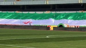 حال و هوای ورزشگاه آزادی و پرچم بزرگ ایران روی سکوها