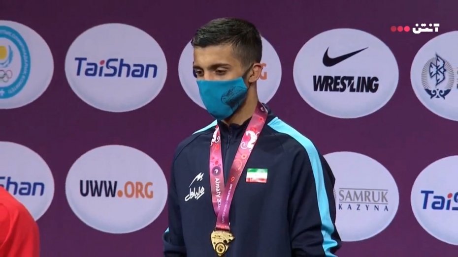 اهدای مدال طلا به محمدرضا گرایی قهرمان وزن 67 کیلوگرم
