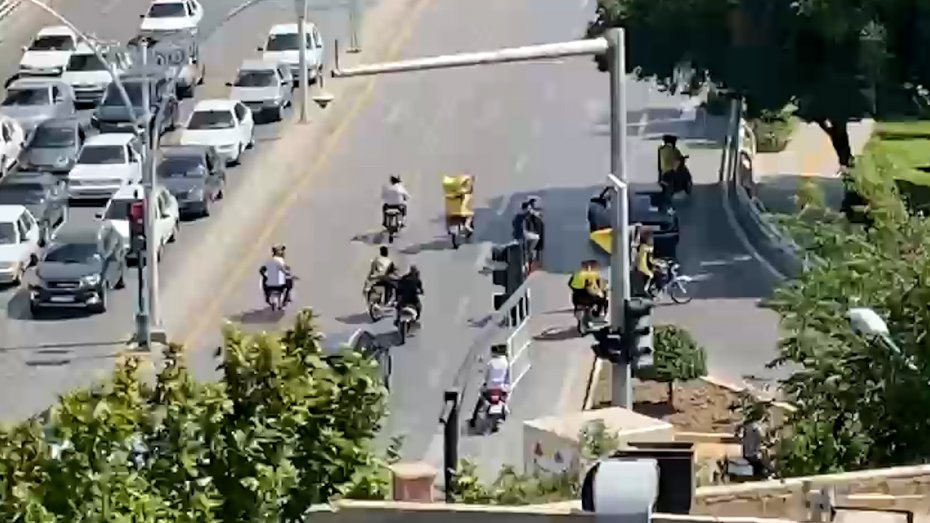 ویدیویی از حضور هواداران سپاهان مقابل هتل پرسپولیس