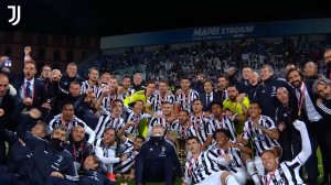 شادی بازیکنان یوونتوس پس از قهرمانی در کوپا ایتالیا 2021