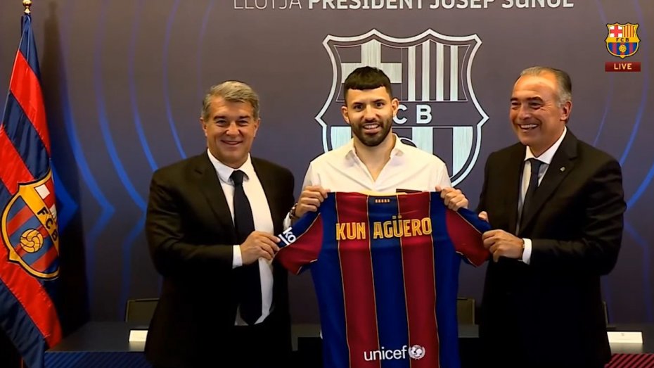 لحظه امضای قرارداد سرخیو آگوئرو با بارسلونا