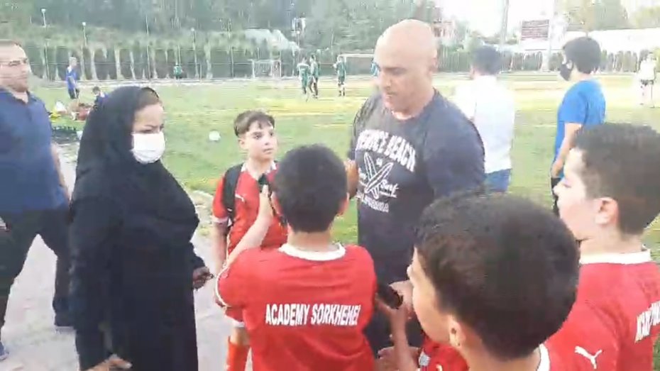 برخورد صمیمانه منصوریان با جمعی از کودکان  فوتبالیست