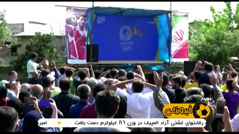 حضور پر تعداد هواداران حسن یزدانی مقابل خانه او