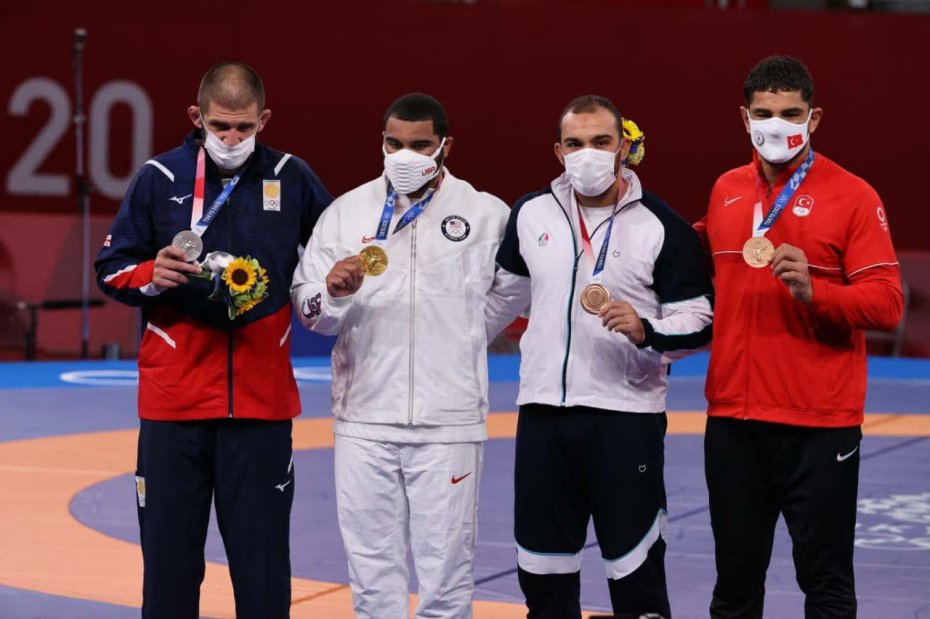 مراسم اهدای مدال کشتی 125 کیلوگرم المپیک