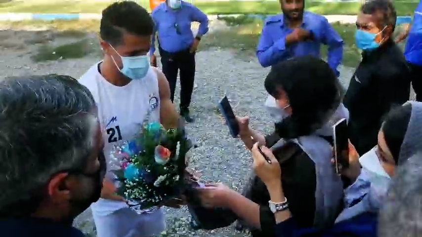 اهدای دسته گل یکی از هواداران به وریا غفوری به خاطر روز تولدش