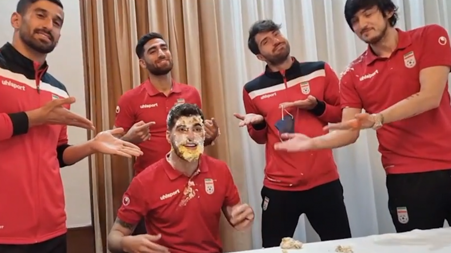 جشن تولد عزت‌اللهی در اردوی تیم ملی