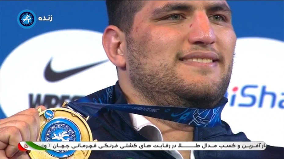 مراسم اهدای مدال طلا به علی اکبر یوسفی
