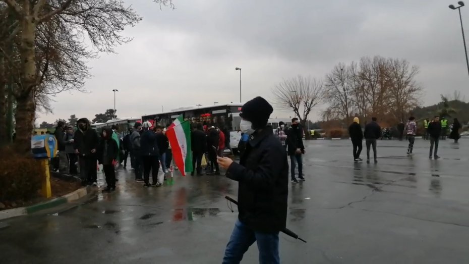 گزارشی از هواداران پشت دربهای ورزشگاه آزادی