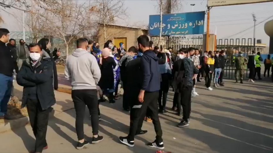 هواداران استقلال پشت درب های ورزشگاه انقلاب کرج