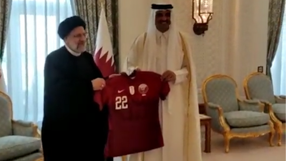 اهدای پیراهن تیم ملی قطر به رئیس جمهور ایران
