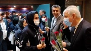 اهدای گل توسط حمید سجادی به ورزشکاران ناشنوایان