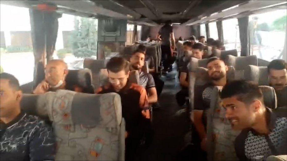 اتوبوس حامل بازیکنان مس کرمان به سمت ورزشگاه آزادی