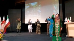 اجرای سرود ملی  با زبان اشاره در حاشیه بدرقه کاروان ناشنوایان