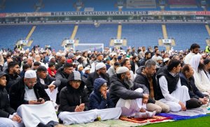 برگزاری مراسم اقامه نماز عید فطر در ورزشگاه بلکبرن