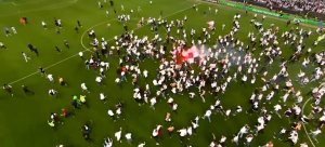 هجوم هواداران فرانکفورت به زمین پس از سوت پایان بازی