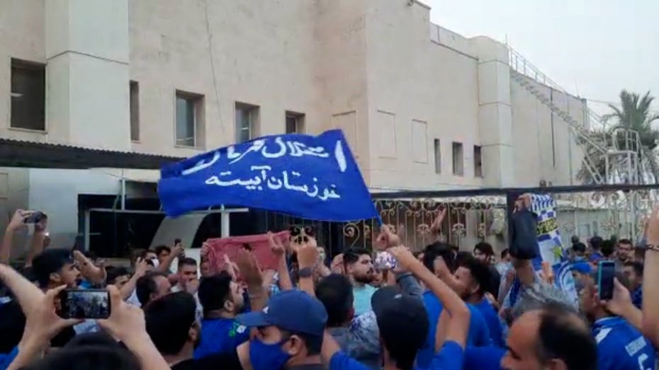 تجمع هواداران مقابل هتل استقلال در اهواز