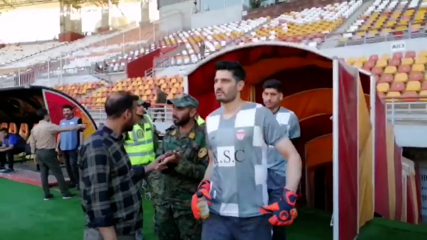 گردان ‌و مرادیان برای گرم کردن وارد زمین شدند