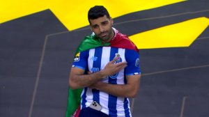 ورود مهدی طارمی به جشن پورتو با پرچم ایران
