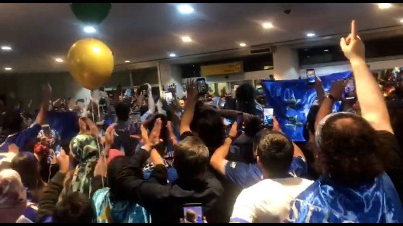 انتظار هواداران استقلال در فرودگاه مهرآباد