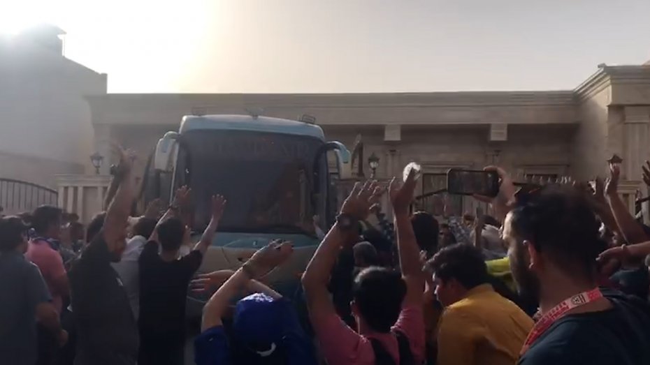 حضور هواداران استقلال و مس رفسنجان مقابل هتل