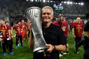 قهرمانی رم در لیگ کنفرانس؛ پنجمین جام اروپایی مورینیو