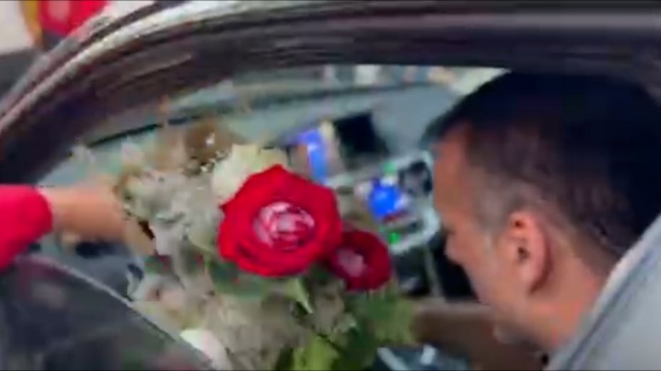 بدرقه سیدجلال حسینی با گل و‌ شعار از تمرین پرسپوليس
