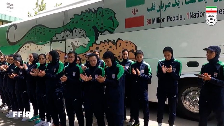 بدرقه بانوان فوتبال ايران برای شركت در مسابقات كافا