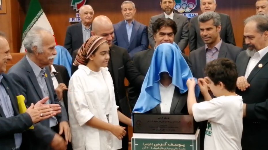 لحظه رونمایی از سردیس یوسف کرمی با حضور وزیر ورزش