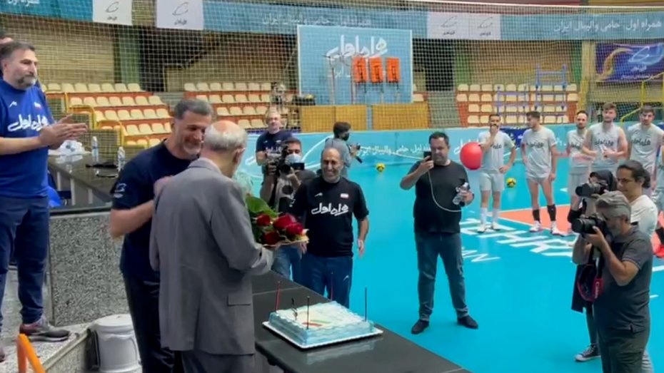 جشن تولد مسعود صالحیه پیشکسوت والیبال در تمرین تیم‌ملی