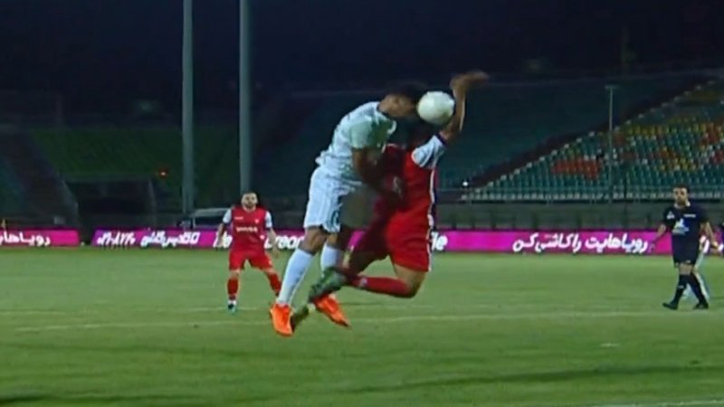 لحظات مشکوک داوری دیدار ذوب آهن و پرسپولیس