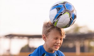 برخورد عجیب توپ با سر تماشاگر در لیگ MLS