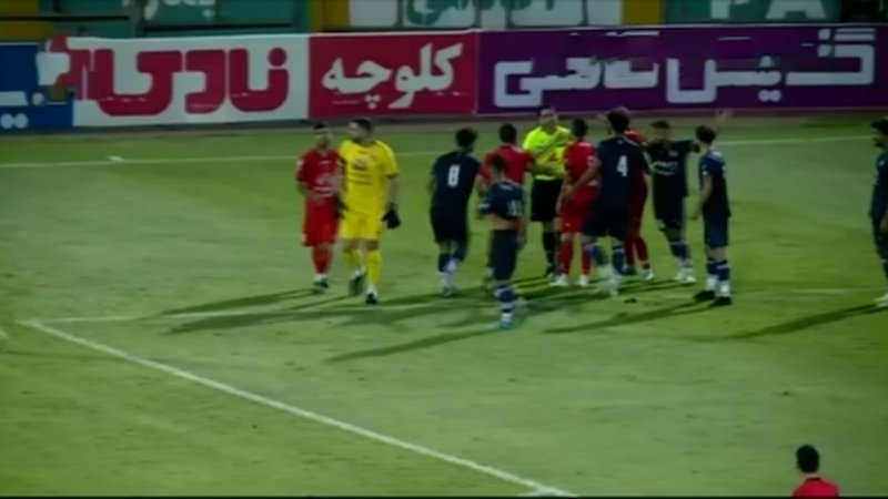  جنجال بزرگ هفته: کمک داور همه را گیج کرد