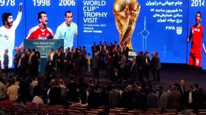 اعتراض نماینده فیفا به ازدحام جمعیت برای گرفتن عکس با کاپ جام جهانی