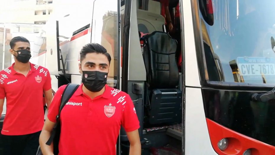 ورود بازیکنان پرسپولیس و نفت‌مسجدسلیمان به ورزشگاه