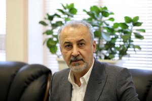 درویش: کنار پیروانی و داور،بازیکن نفت هم ایستاده است