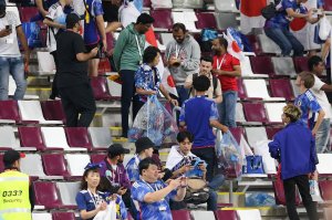 پاکسازی زباله های ورزشگاه توسط هواداران ژاپن