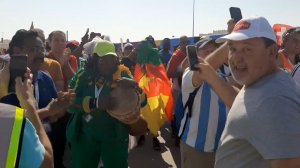هواداران کامرون در راه استادیوم الجنوب