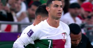 لحظه ورود رونالدو‌ به زمین و سوت هواداران مراکشی