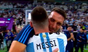 سرمربی آرژانتین مسی را بغل و سپس گریه می‌کند!