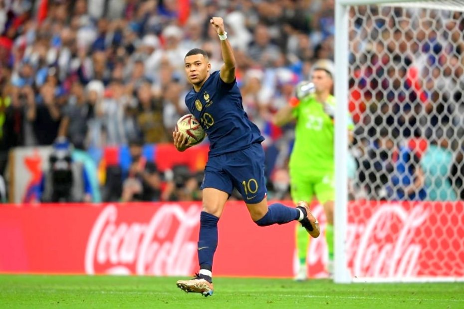 گل اول فرانسه به آرژانتین (پنالتی امباپه)