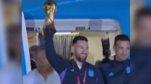 لحظه ورود جام جهانی به آرژانتین با دستان مسی