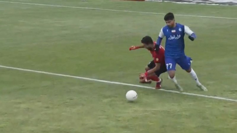 صحنه مشکوک به پنالتی روی محبی برابر تراکتور