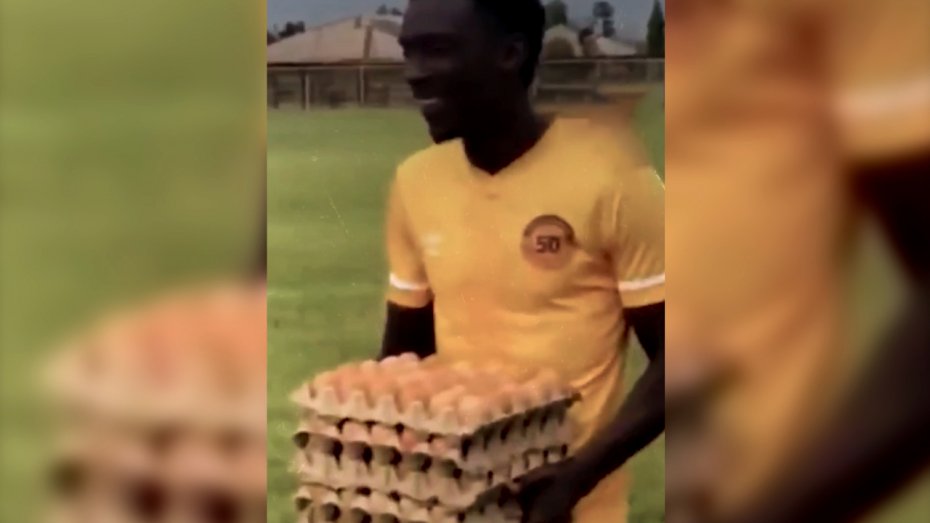تخم مرغ، جایزه بهترین بازیکن زمین در زامبیا!