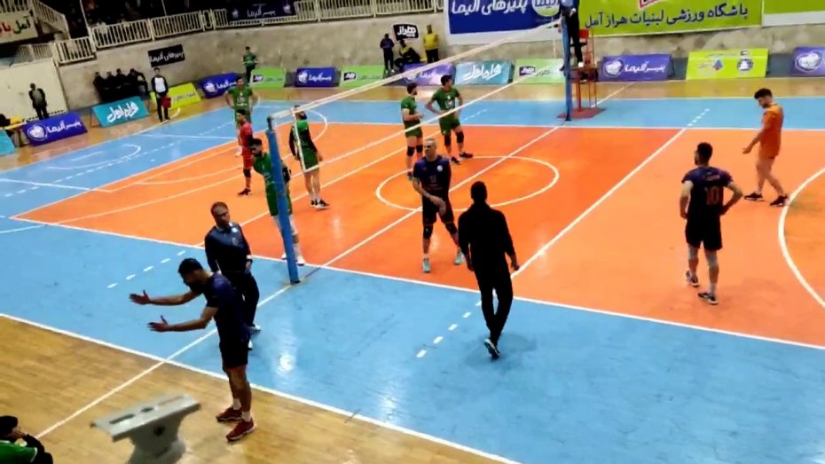 اعتراض شدید کادرفنی تیم والیبال نیان الکترونیک مشهد به داور مسابقه