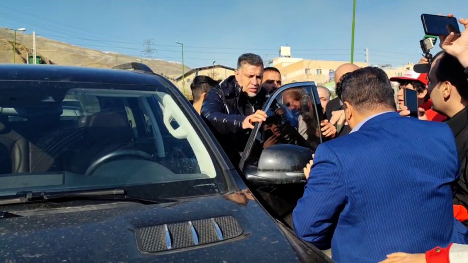ازدحام عجیب و غریب هنگام خروج علی دایی از ورزشگاه غدیر