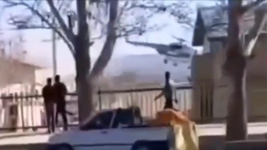 لحظه سقوط بالگرد وزیر ورزش در بافت کرمان