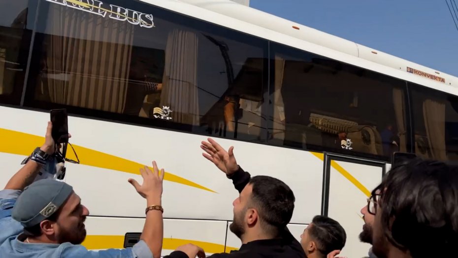 ازدحام هوادارن جلوی اتوبوس استقلال 