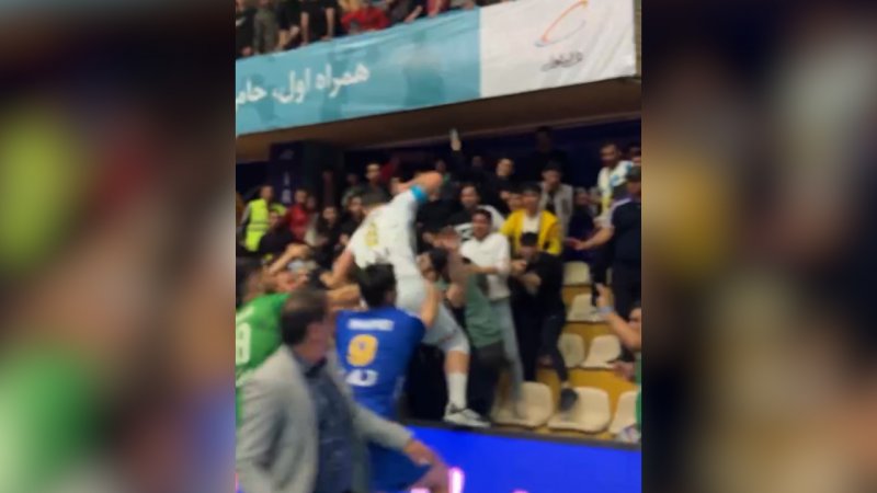 حمله حضرت پور به تماشاگر از نمای نزدیک 